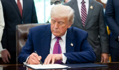 Le président américain Donald Trump signe un décret, le 9 mai 2025 dans le Bureau ovale de la Maison Blanche, à Washington ( AFP / SAUL LOEB )