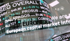 Le reflet d'un tableau numérique affichant des données boursières à la bourse Euronext dans le quartier d'affaires de La Défense à Paris