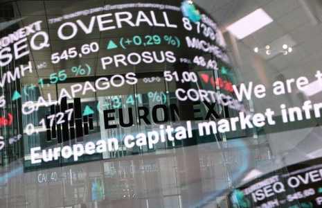 Le reflet d'un tableau numérique affichant des données boursières à la bourse Euronext dans le quartier d'affaires de La Défense à Paris