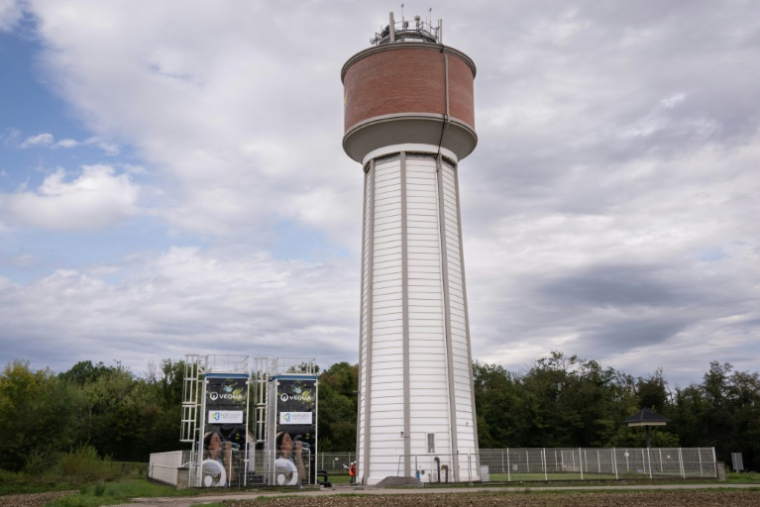 Le château d'eau de Bartenheim avec une unité mobile de traitement de la pollution de l'eau par les PFAS, le 4 septembre 2025 dans le Haut-Rhin ( AFP / SEBASTIEN BOZON )