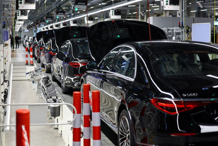 Une ligne de production de voitures Mercedes-Benz AMG