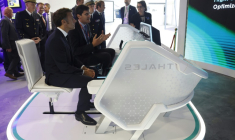 Le président Emmanuel Macron (d) visite le pavillon du géant de la haute technologie au salon du Bourget, près de Paris, le 20 juin 2025 ( POOL / Mohammed BADRA )
