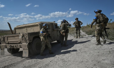 Des militaires de la 3e brigade d'assaut séparée d'Ukraine se préparent à mener une mission de reconnaissance près de Bakhmut