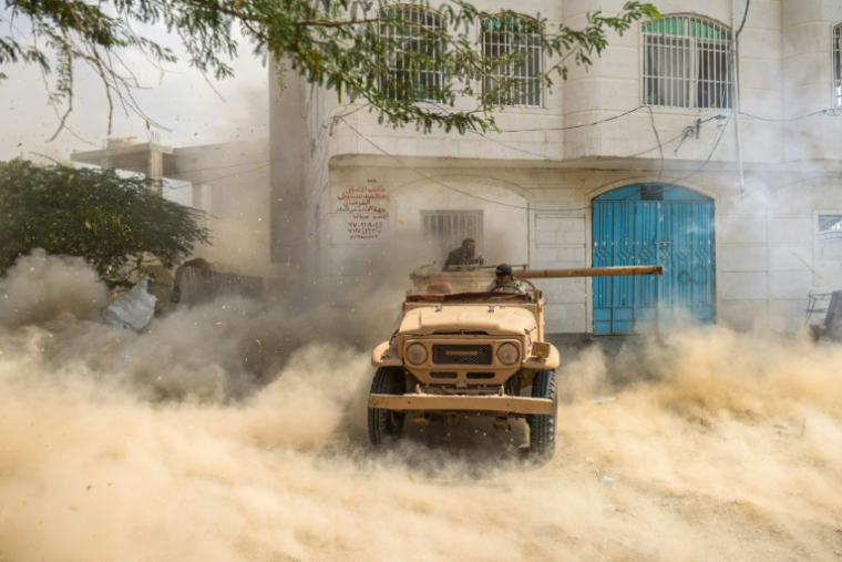 Des combattants du gouvernement yéménite, soutenus par l’Arabie saoudite, tirent avec un canon sans recul monté sur un camion lors de combats contre les Houthis, soutenus par l’Iran, sur le front de Jabal Han, à l’ouest de la ville de Taëz, le 21 octobre 2026 au Yémen ( AFP / AHMAD AL-BASHA )