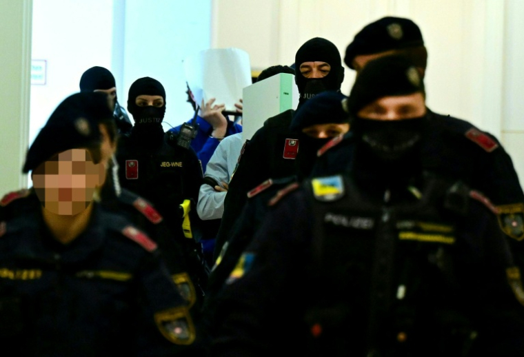 Deux prévenus sont escortés vers la salle d'audience pour comparaître lors du procès d'un projet d'attentat islamiste contre un concert de Taylor Swift, au tribunal de Wiener Neustadt, en Autriche, le 28 avril 2026 ( APA / ROLAND SCHLAGER )