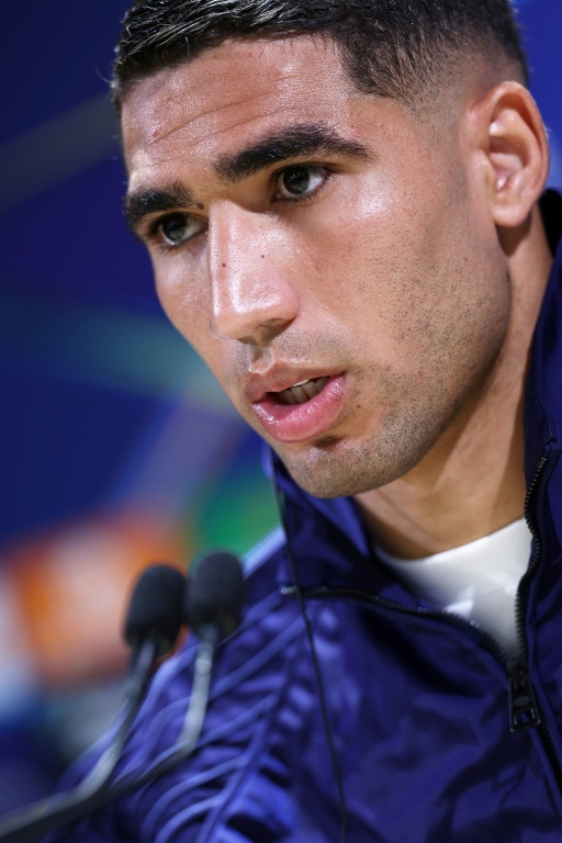 Le défenseur marocain du Paris Saint-Germain Achraf Hakimi lors d'une conférence de presse au terrain d'entraînement du club à Poissy, le 6 mai 2025 ( AFP / FRANCK FIFE )