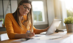 Marguerite, endettée après son divorce, envisage un regroupement de crédits. Cette solution pourrait alléger ses charges et lui redonner une plus grande sérénité financière.