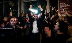 Le maire écologiste sortant de Lyon et candidat à sa réélection, Grégory Doucet (c), célèbre sa victoire au 2e tour des municipales, le 22 mars 2026 à Lyon, dans le Rhône ( AFP / JEFF PACHOUD )