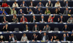 Les députés européens participent à une session de vote au Parlement européen à Strasbourg