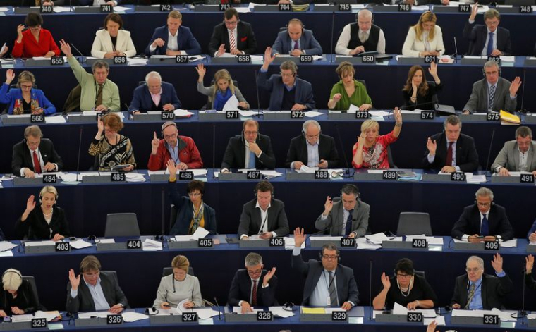 Les députés européens participent à une session de vote au Parlement européen à Strasbourg
