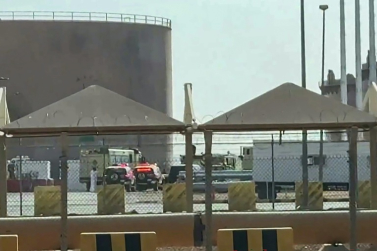 Capture d'écran tirée d'une vidéo d'AFPTV prise le 19 septembre 2026 montrant des camions de pompiers et des véhicules de police sur les lieux d'un incendie au dépôt de carburant d'Aramco, près de l'aéroport international de Ryad ( AFPTV / - )
