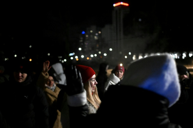 Des habitants de Kiev dansent lors d'une fête improvisée dans le froid et l'obscurité, le 18 janvier 2026 ( AFP / Sergei GAPON )
