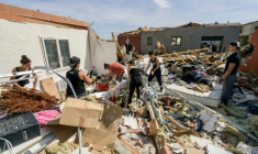Des personnes aident au nettoyage des décombres après le passage d'une tornade à Pomas, dans l'Aude, le 25 août 2026 ( AFP / Idriss Bigou-Gilles )