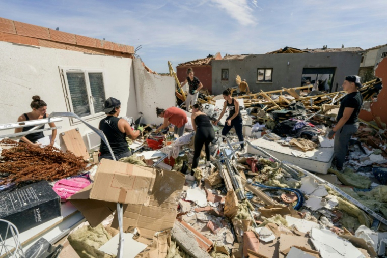 Des personnes aident au nettoyage des décombres après le passage d'une tornade à Pomas, dans l'Aude, le 25 août 2026 ( AFP / Idriss Bigou-Gilles )