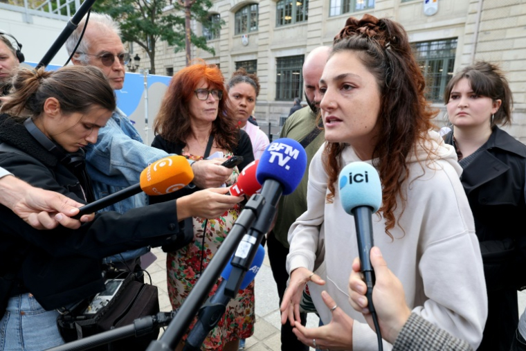 Coppelia Moreau, du comité Interfac Ile-de-France, parle à la presse après une réunion avec le préfet de police de Paris, le 16 octobre 2027 à Paris ( AFP / MEHDI FEDOUACH )