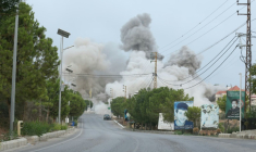 De la fumée s’élève du site d’une frappe aérienne israélienne ayant visé le village libanais de Tayr Debba, dans le sud du pays, le 6 novembre 2025 ( AFP / Mahmoud ZAYYAT )