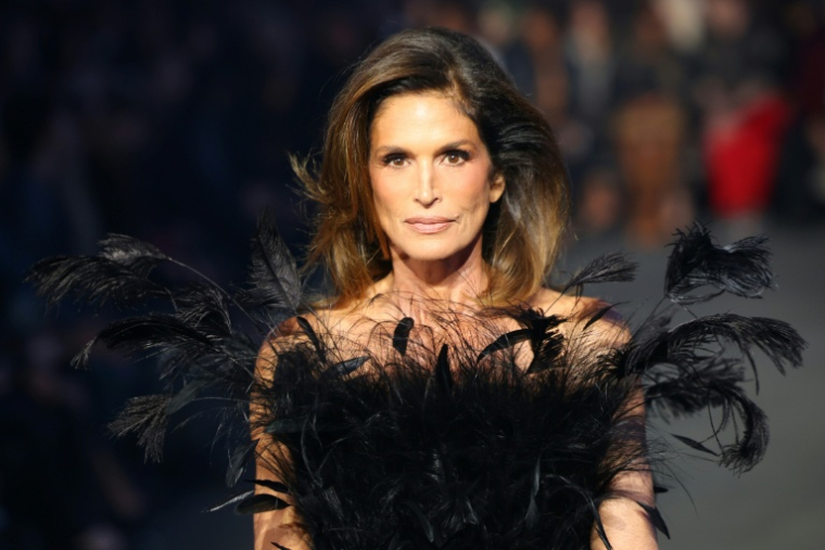 La mannequin américaine Cindy Crawford lors du défilé Gucci organisé à New York sur la célèbre place de Times Square, le 16 mai 2026 ( AFP / ANGELA WEISS )