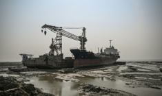 Un site de démantèlement de bateaux dans la ville portuaire de Chittagong, le 20 février 2025 dans le sud du Bangladesh ( AFP / Munir UZ ZAMAN )