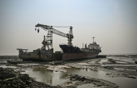 Un site de démantèlement de bateaux dans la ville portuaire de Chittagong, le 20 février 2025 dans le sud du Bangladesh ( AFP / Munir UZ ZAMAN )