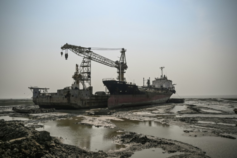 Un site de démantèlement de bateaux dans la ville portuaire de Chittagong, le 20 février 2025 dans le sud du Bangladesh ( AFP / Munir UZ ZAMAN )