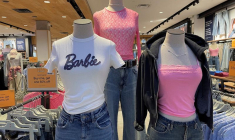 Des marchandises sur le thème de Barbie sont exposées dans un centre commercial de Glendale