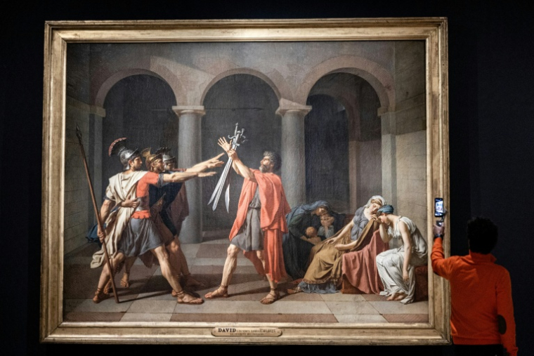 Le tableau "Le serment des Horaces" (1785) du peintre français Jacques-Louis David, le 14 octobre 2025 au musée du Louvre à Paris ( AFP / Alain JOCARD )