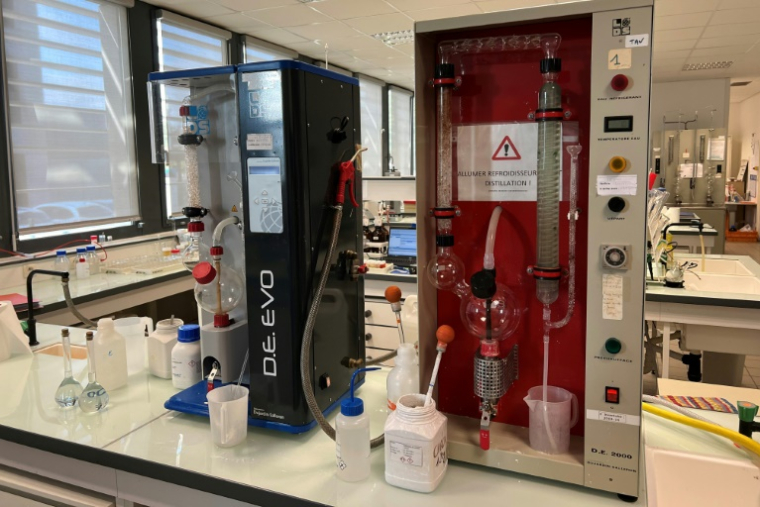Des machines d'analyse permettant de vérifier la conformité et l'authenticité des vins et spiritueux dans un laboratoire de la DGCCRF à Pessac, le 3 juillet 2025 en Gironde ( AFP / Paul CASSEDANNE )