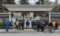 Des proches de cinq mineurs bloqués attendent des nouvelles après un effondrement partiel dans une mine de cuivre à Rancagua au Chili ( AFP / Raul BRAVO )