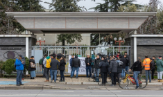 Des proches de cinq mineurs bloqués attendent des nouvelles après un effondrement partiel dans une mine de cuivre à Rancagua au Chili ( AFP / Raul BRAVO )