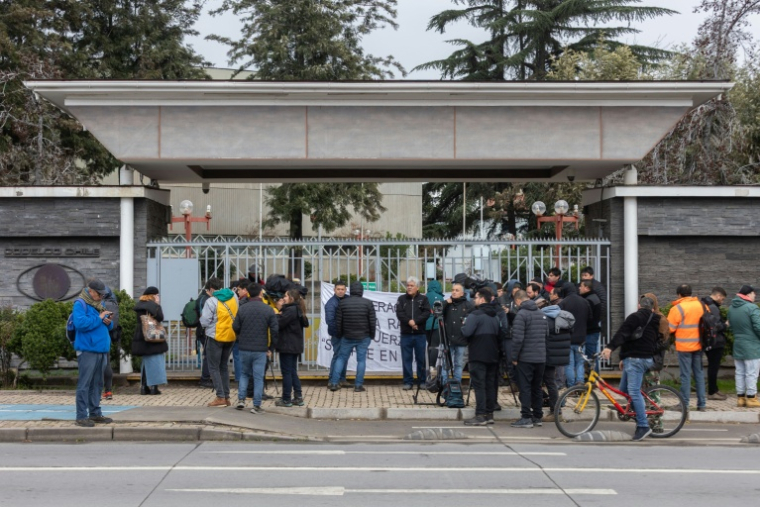 Des proches de cinq mineurs bloqués attendent des nouvelles après un effondrement partiel dans une mine de cuivre à Rancagua au Chili ( AFP / Raul BRAVO )
