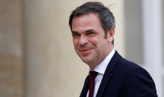Le porte-parole du gouvernement français Olivier Véran arrive au palais de l'Elysée