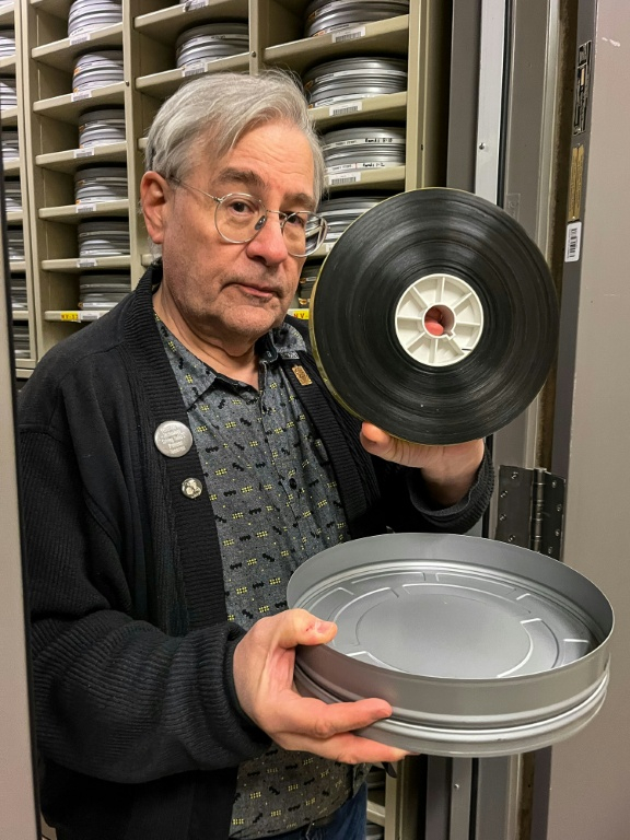 George Willeman, responsable de la chambre forte de films nitrate, montre une pellicule au Centre national de conservation audiovisuelle de la Bibliothèque du Congrès à Culpeper, le 2 avril 2026 en Virginie ( AFP / KENT NISHIMURA )