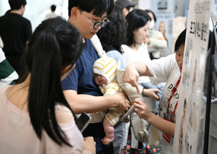Des visiteurs lors d'un salon de l'enfant, le 30 avril 2026 à Séoul  ( AFP / Jung Yeon-je )
