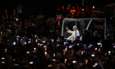 Le pape Léon XIV salue les fidèles depuis sa "Papamobile" à Lourdes, le 26 septembre 2026, lors de la deuxième journée de sa visite en France ( AFP / Ed JONES )