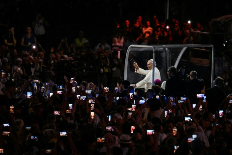 Le pape Léon XIV salue les fidèles depuis sa "Papamobile" à Lourdes, le 26 septembre 2026, lors de la deuxième journée de sa visite en France ( AFP / Ed JONES )