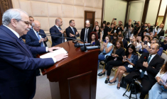 Image fournie par la présidence libanaise du Premier ministre libanais Nawaf Salam devant la presse à Baabda, près de Beyrouth, le 5 août 2025 ( Lebanese Presidency / - )