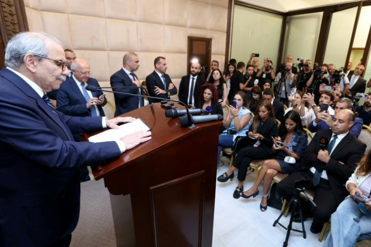 Image fournie par la présidence libanaise du Premier ministre libanais Nawaf Salam devant la presse à Baabda, près de Beyrouth, le 5 août 2025 ( Lebanese Presidency / - )