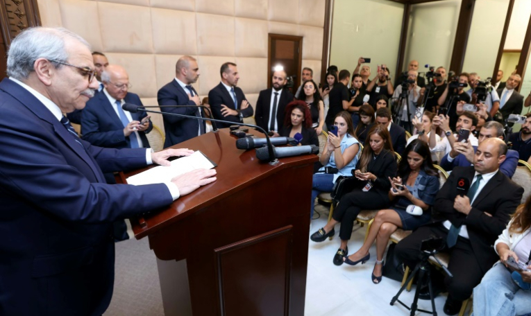 Image fournie par la présidence libanaise du Premier ministre libanais Nawaf Salam devant la presse à Baabda, près de Beyrouth, le 5 août 2025 ( Lebanese Presidency / - )