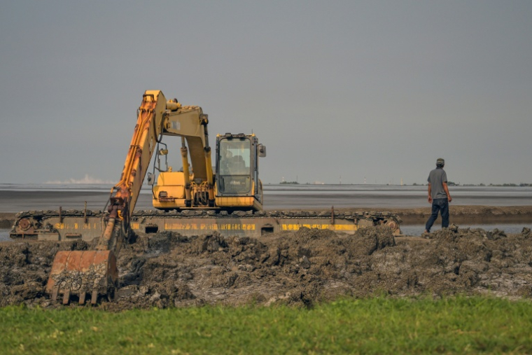 Une pelleteuse près du lac de boue à Sidoarjo, en Indonésie, le 29 mai 2026 ( AFP / JUNI KRISWANTO )