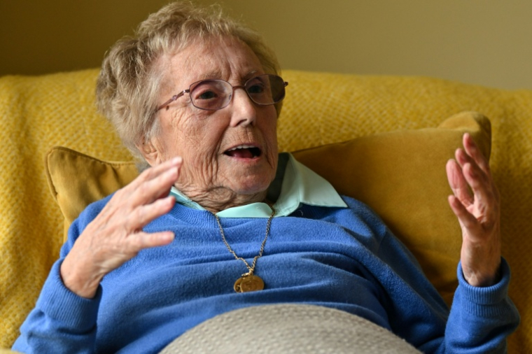 Carmen Cid, 97 ans, survivante des "enfants de la guerre", lors d'un entretien avec l'AFP à son domicile de Carlisle, le 4 juin 2026 en Angleterre ( AFP / Andy BUCHANAN )