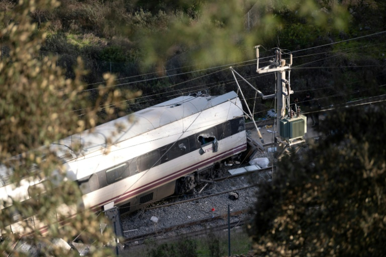 L'un des deux trains qui ont déraillé sur le site de l'accident ferroviaire mortel à Adamuz, dans le sud de l'Espagne, le 19 janvier 2026 ( AFP / JORGE GUERRERO )
