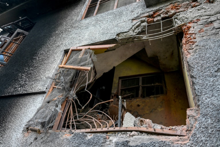 Une maison endommagée près de l'endroit où les jumeaux Zian Khan et Urwa Fatima ont été tués par un obus pakistanais, le 9 mai 2025 à Poonch, dans le nord-ouest de l'Inde ( AFP / Punit PARANJPE )
