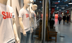 Vitrine d'un centre commercial de Talange, en Moselle, le 3 janvier 2022.  ( AFP / JEAN-CHRISTOPHE VERHAEGEN )