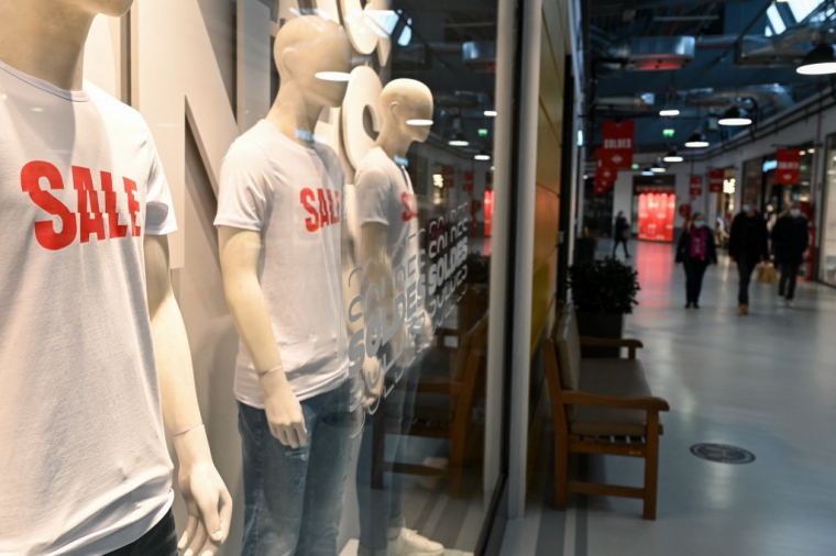 Vitrine d'un centre commercial de Talange, en Moselle, le 3 janvier 2022.  ( AFP / JEAN-CHRISTOPHE VERHAEGEN )