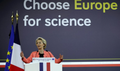 La présidente de la Commission européenne Ursula von der Leyen prononce un discours lors de la conférence "Choose Europe for Science" dans l'amphithéâtre de l'université de la Sorbonne à Paris, le 5 mai 2025 ( POOL / Gonzalo Fuentes )