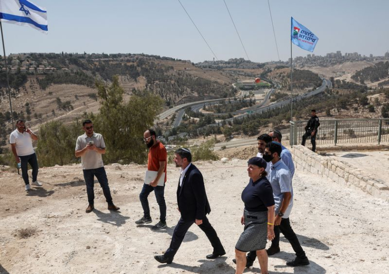 Le ministre israélien des finances, M. Smotrich, s'exprime lors d'une conférence de presse sur l'expansion des colonies, près de la colonie israélienne de Maale Adumim