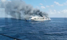 Capture d’écran d’une vidéo diffusée le 2 août 2026 par l’Agence nationale indonésienne de recherche et de secours (Basarnas) montrant une épaisse fumée à bord du ferry Mutiara Sentosa 2 au large de l’île de Madura, dans la province de Java oriental ( INDONESIA'S NATIONAL SEARCH AND RESCUE AGENCY (BASARNAS) / Handout )