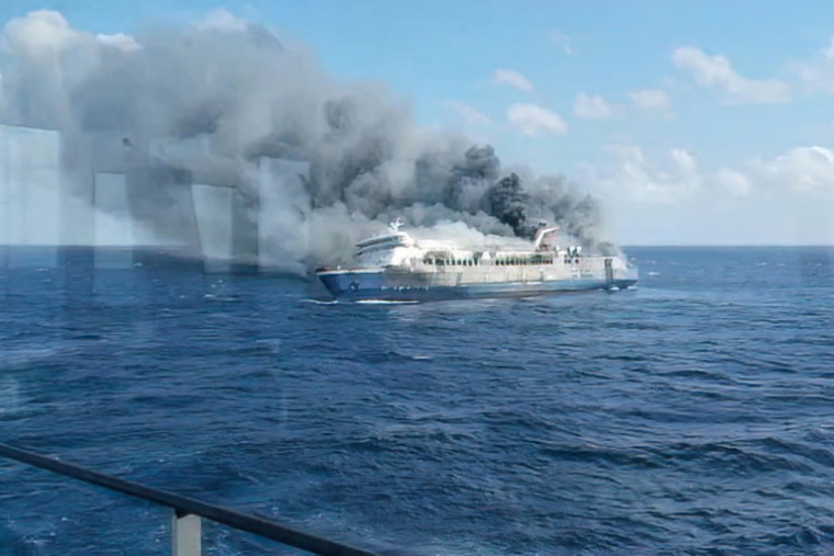 Capture d’écran d’une vidéo diffusée le 2 août 2026 par l’Agence nationale indonésienne de recherche et de secours (Basarnas) montrant une épaisse fumée à bord du ferry Mutiara Sentosa 2 au large de l’île de Madura, dans la province de Java oriental ( INDONESIA'S NATIONAL SEARCH AND RESCUE AGENCY (BASARNAS) / Handout )