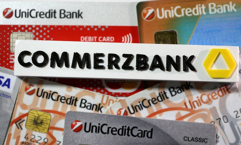 Logo de Commerzbank et cartes de crédit d'Unicredit