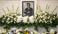 Des fleurs sont déposées sous une photo de l'ancien Premier ministre japonais Shinzo Abe à l'occasion d'une cérémonie dans un temple  un an après sa mort, le 8 juillet 2023 à Tokyo ( AFP / Philip FONG )